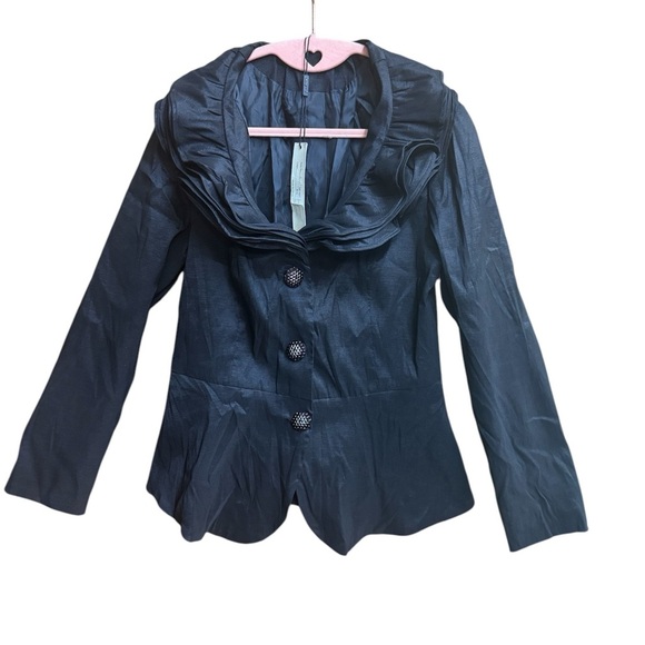 JERRY T . Black Fitted blouse with Dramatic Collar Jerry T - Picture 2 of 6